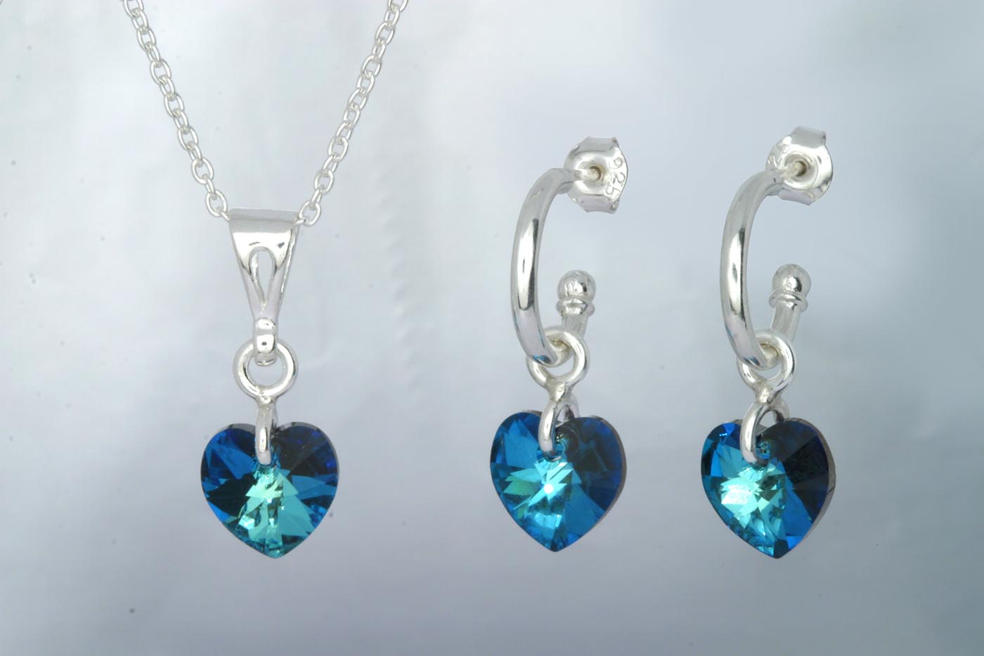 Korvakorut 3105, 3/4 rengas, tappi 0.9/10mm. Hinta: 27€<br/>
							Riipus 5105. 25mm. Hinta: 15€<br/>
							Swarovski sydän 10x10mm, väri: bermuda blue. 925 hopeaa<br/>
							Hopeinen ankkuriketju 1.6mm, 45cm. Hinta: 10€