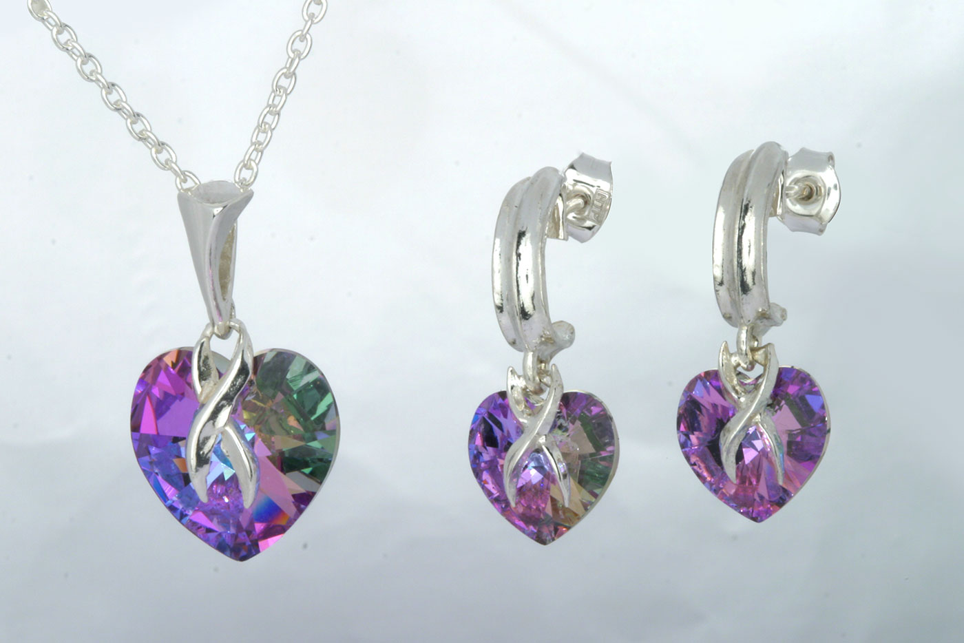 Korvakorut 3122, 24mm. Tappi 0.9/10mm. Swarovski sydän 10x10mm, väri: violet. Hinta: 28€<br/>
							Riipus 5106. 25mm. Swarovski sydän 14x14mm, väri: violet. Hinta: 24€<br/>
							925 hopeaa<br/>
							Hopeinen ankkuriketju 1.6mm, 45cm. Hinta: 10€